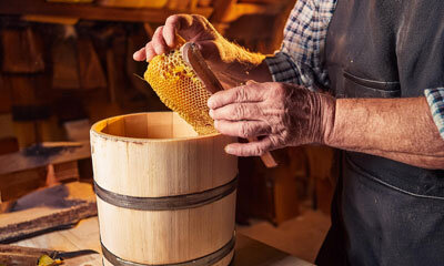 Die Kunst der Holzveredelung: Wie Bienenwachs Holzprodukte aufwertet - Die Kunst der Holzveredelung: Wie Bienenwachs Holzprodukte aufwertet