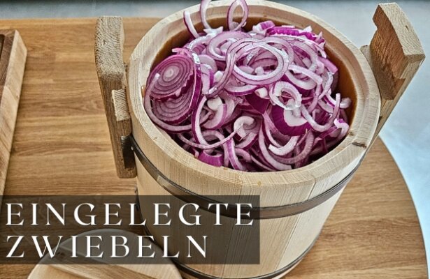 Eingelegte Zwiebeln – Einfaches Rezept für leckere eingelegte Zwiebeln im Holzkübel - Eingelegte Zwiebeln im Holzkübel – Einfaches Rezept mit Zitrone und Ahornsirup