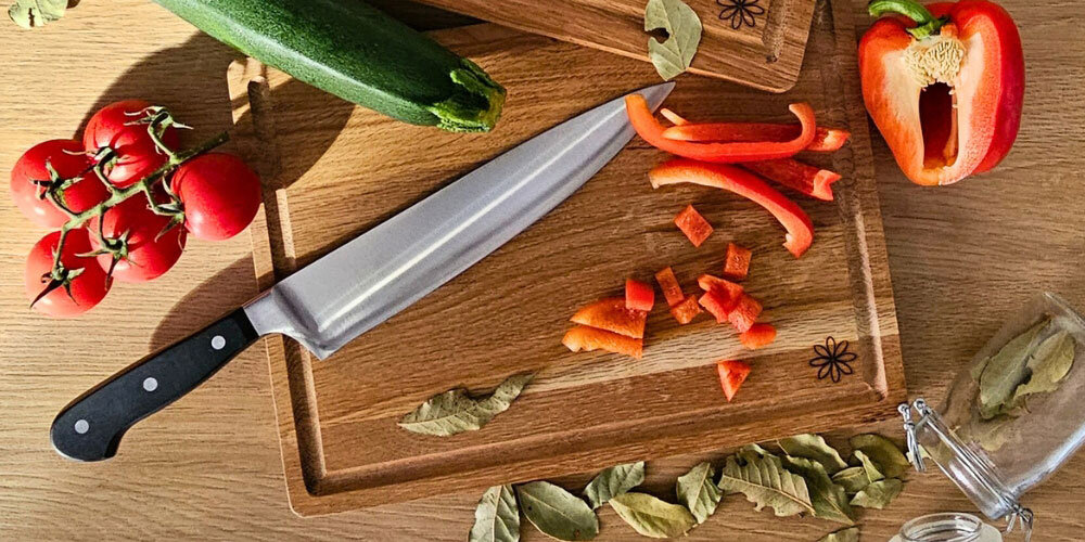 Waldmeister Schneidebrett mit Paprika und Messer